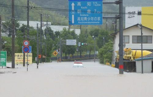 高知縣連日暴兩，水位差點淹沒車輛。