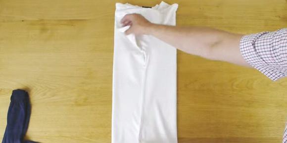 第二步 : 把兩邊的衣袖向內摺。