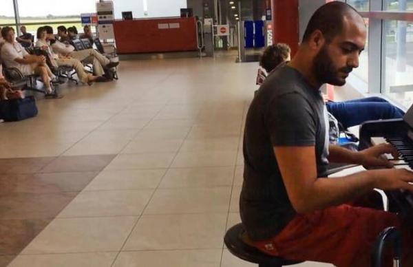 黎巴嫩鋼琴家Maan Hamadeh在機場候機室即席演奏，嬴得全球讚好 (YouTube截圖)