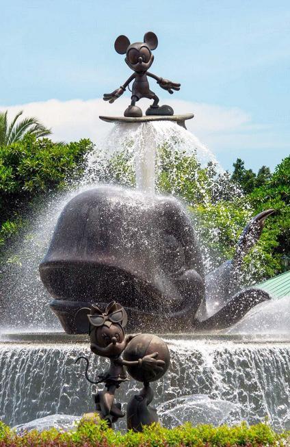 衝浪米奇從不以正面迎向遊客。