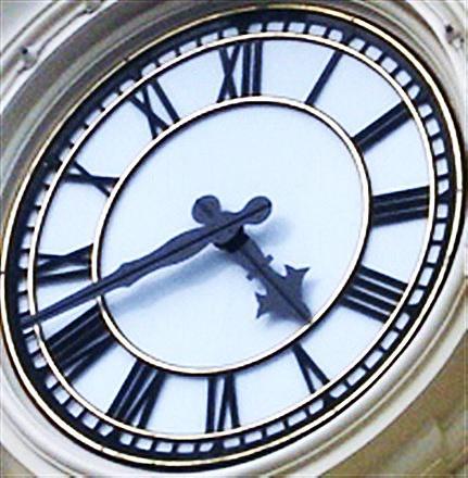 美國小鎮大街上的大鐘，每天 4 時 40 分，抬頭一看就會見到米奇頭！