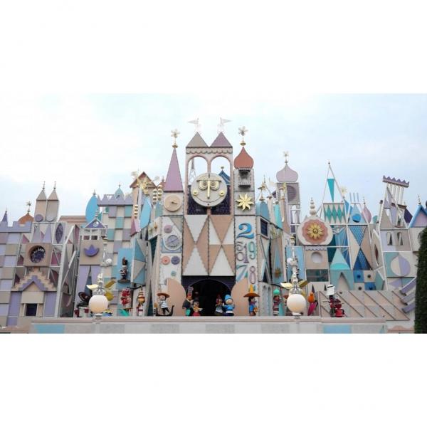 小小世界外的鐘樓，每隔 15 分鐘會見到小小木偶。