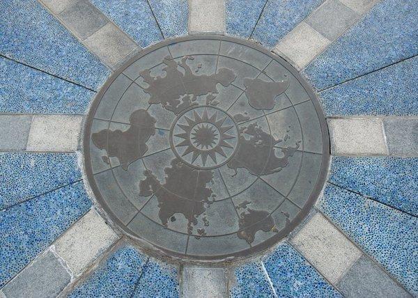 小小世界地上指南針的箭頭指向 8 個城市。