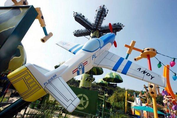 飛機模型印有「PL21696」，其實這是電影《反斗奇兵》在香港上映的日子