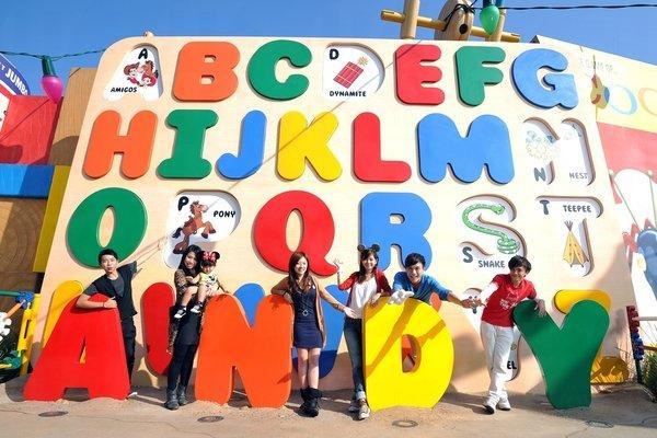 巨型英文字母版，印有的圖案均是男主角Andy的玩具。