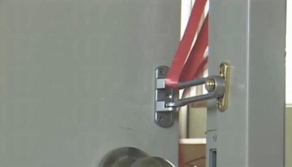 將絲帶穿過U型門鎖