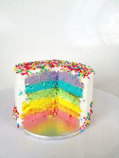 Phoenix自製的彩虹蛋糕在fb被「like爆」後，把心一橫開設工場。