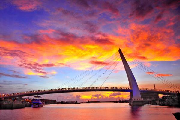 愛情真的太沉重嗎？台北淡水漁人碼頭的著名「情人橋」也即將封閉修繕。