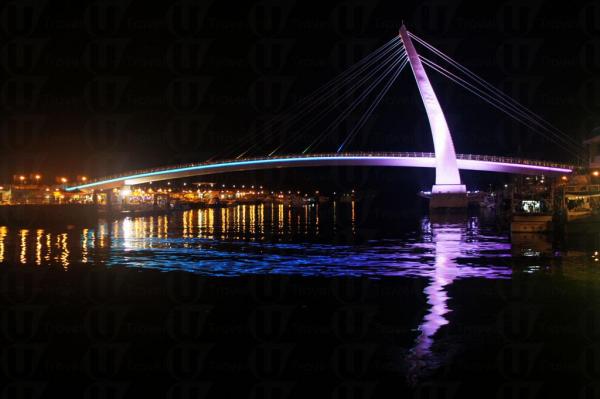 封橋期間，情人橋的七彩燈光依舊會亮起，大家仍可前往在木棧道一帶欣賞淡水漁人碼頭的的日落。