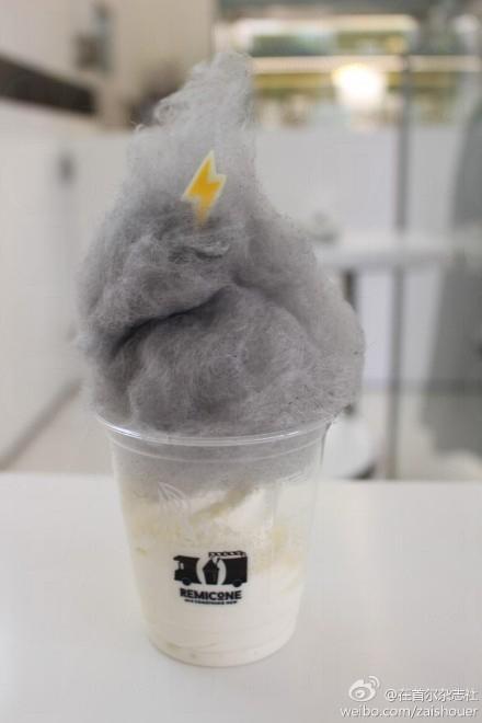 黑麻麻的Thunder Bomb棉花糖雪糕 (網民又稱烏雲雪糕)