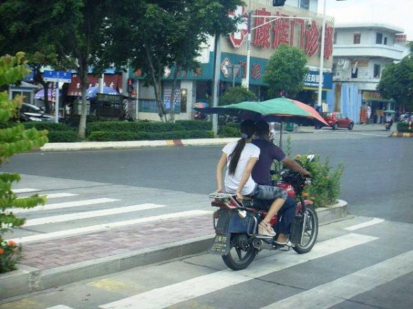 要是不怕沙塵滾滾和司機如此親近的話，大家不妨嘗試一下這別具特色的交通工具。(圖片來源: weshare.hk)