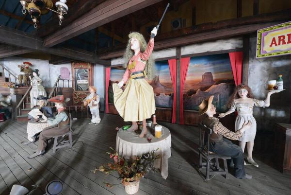 看起來很詭異的人像。(圖:buzzfeed) 風光過後的破落 日本4大廢墟遊樂場