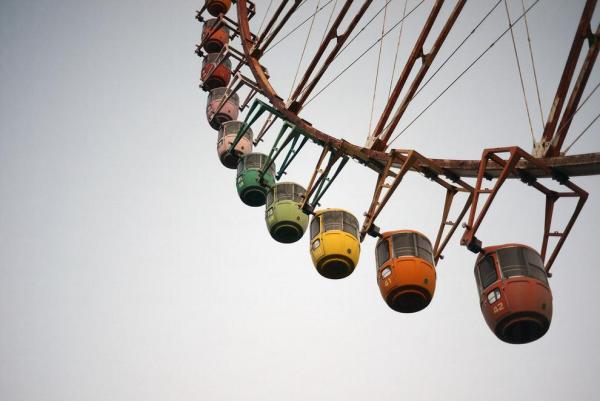 家庭樂園内不再轉動的摩天輪。(圖:buzzfeed) 風光過後的破落 日本4大廢墟遊樂場