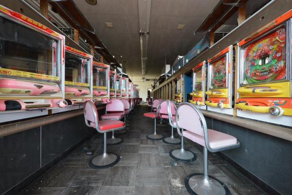 彈珠機已經停止運作,彈珠四散。(圖:buzzfeed) 風光過後的破落 日本4大廢墟遊樂場