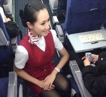 網上近日瘋傳一組內地空姐訓練「蹲式服務」的照片。