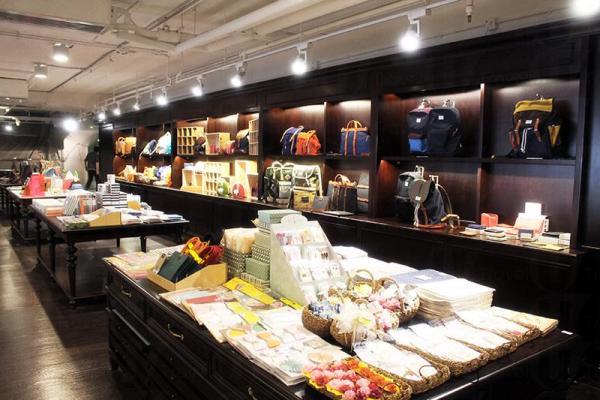 禮品部集齊潮流品牌的文具、背包等。