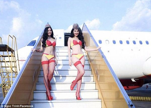 模特兒穿上紅黃色的比堅尼，在飛機內外擺出誘人甫士。