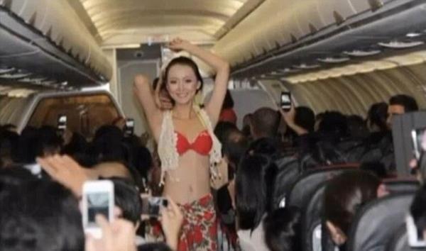 2012 年有空姐身穿性感服飾，在航班上大跳夏威夷舞。
