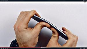 外國有網民以自用的iPhone 6 Plus拍片做測試，可徒手輕易將手機拗彎。有本港專家估計，由於手機鋁合金橫切面面積不足，所採用的或是較軟性的纖維玻璃，出現彎曲而不爆屏幕情況。