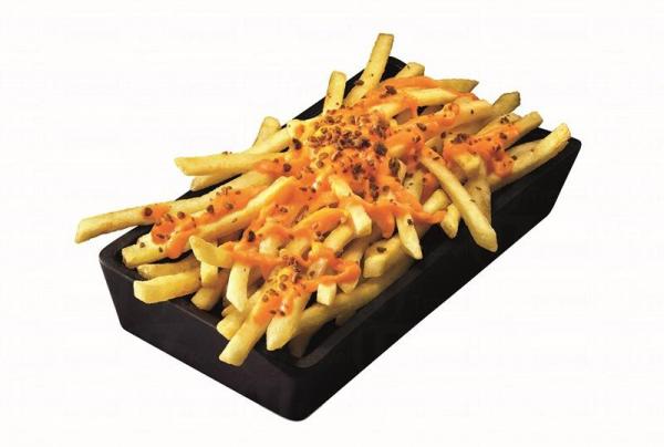 「唧唧芝士薯條」- 配車打芝士製成的芝味醬及煙肉味脆脆