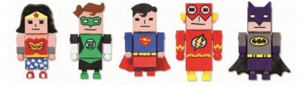 一套5款超級的英雄 figure公仔 - 左起神奇女俠、綠燈俠、超人、閃電俠及蝙蝠俠。