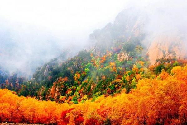 中國靈山天然美景配合紅葉，美得令人讚嘆。