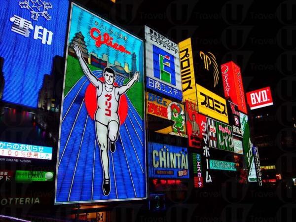 倒數第100天起，每日找來不同的人在廣告板前留影。