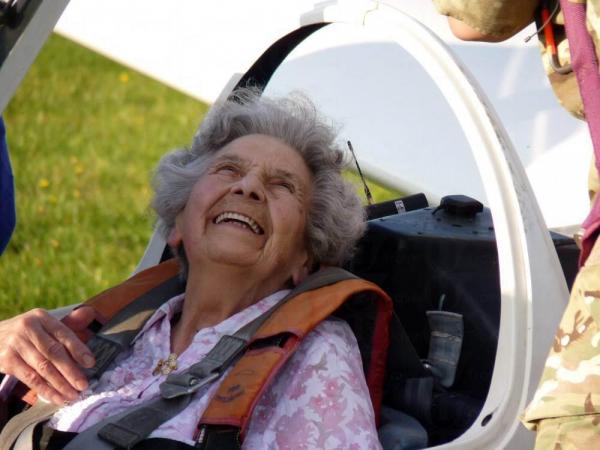 Nora Brier坐滑翔機慶祝了她的100歲生日。