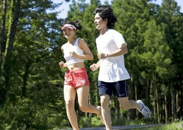 浙江90後男生林楠陪單身女子跑步，每月可賺近3000元。(圖片來源: 中國新聞網)