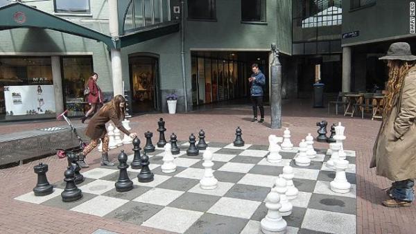 館外的巨大棋盤讓很多棋迷決一生死。