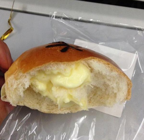 充飢首選「特製滑嫩奶油麵包」(250円)，奶油份量十足，不會有「乾啃」的感覺。