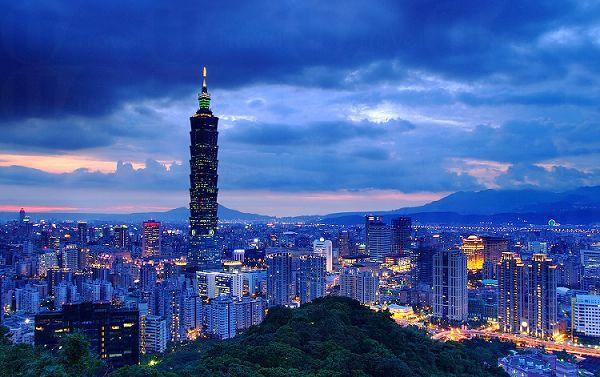 非香港出生人士，首次遊台需到金鐘申請一般入出境證件，第二次可作網上免費申請台灣入境簽證。