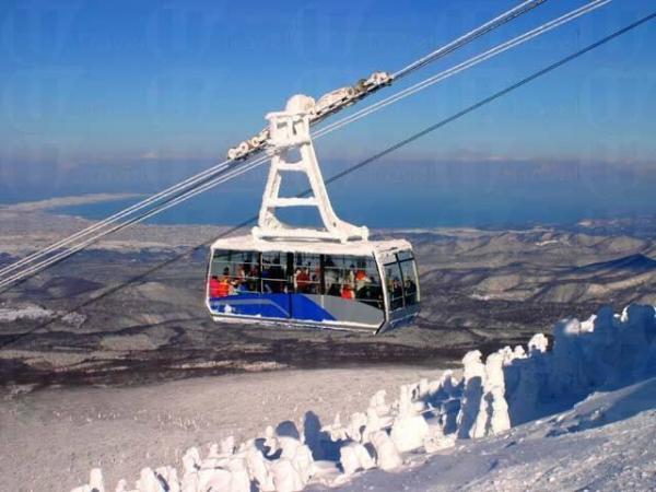6. 八甲田滑雪場︰四季滑雪 6. 苗場滑雪場 設施完善