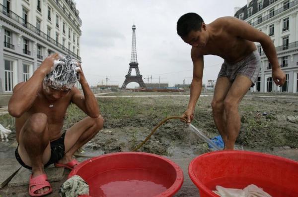 在巴黎鐵塔前洗澡，不大煞風景?!