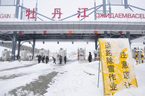 黑龍江昨天遭遇今冬最大的一場雪,多條高速公路封閉,部分地區停課。(新華社圖片) 黑龍江昨天遭遇今冬最大的一場雪,多條高速公路封閉,部分地區停課。