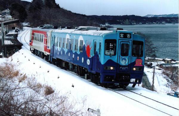 「暖被桌列車」行駛於三路鐵道北入江線，往返久慈與宮古。