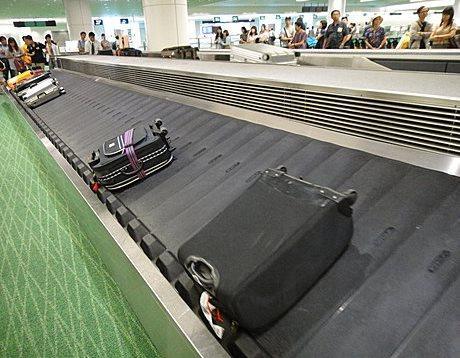 日本機場的行李運輸帶上的行李，一個個整齊並列，手抦一致向外放。(網上圖片)