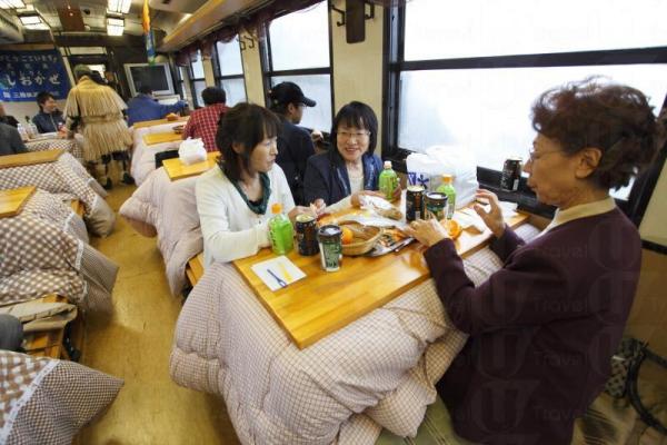 日本東北岩手縣著名的冬季限定－「暖被桌列車」繼4年前再度上路。
