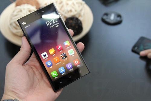 第三季全球手機銷量出爐，首5位有3間廠商來自中國，分別是華為、小米及聯想。圖為華為上月於柬埔寨參加資訊科技博覽推銷最新款手機。 （新華社資料圖片）