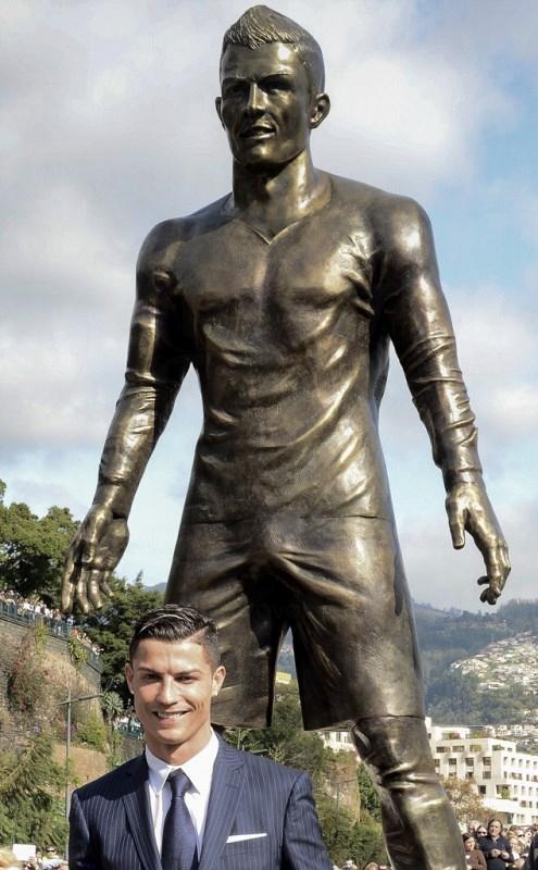 C朗拿度回鄉為自己3.4米高的銅像揭幕。