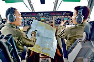 印尼軍方派員出動搜救,圖為CN-235巡邏機上的機師。 (路透社圖片) 印尼軍方派員出動搜救,圖為CN-235巡邏機上的機師。 (路透社圖片)