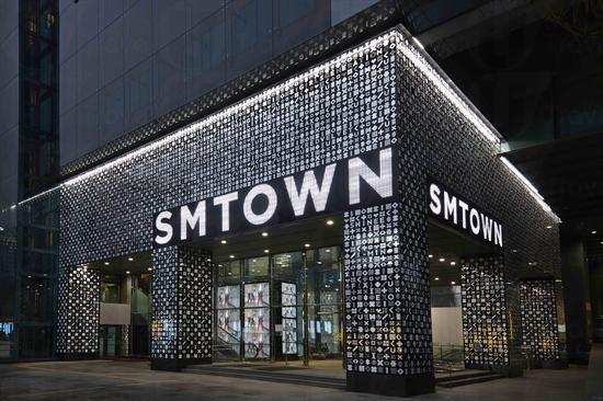 SM於COEX Mall 的 coexartium 開設6層高的 SMTOWN 旗艦，集商店、CAFÉ、錄音室、影院於一身。
