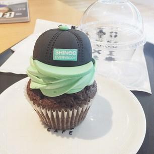 SHINee cupcake 加了一頂cap帽，好得意。