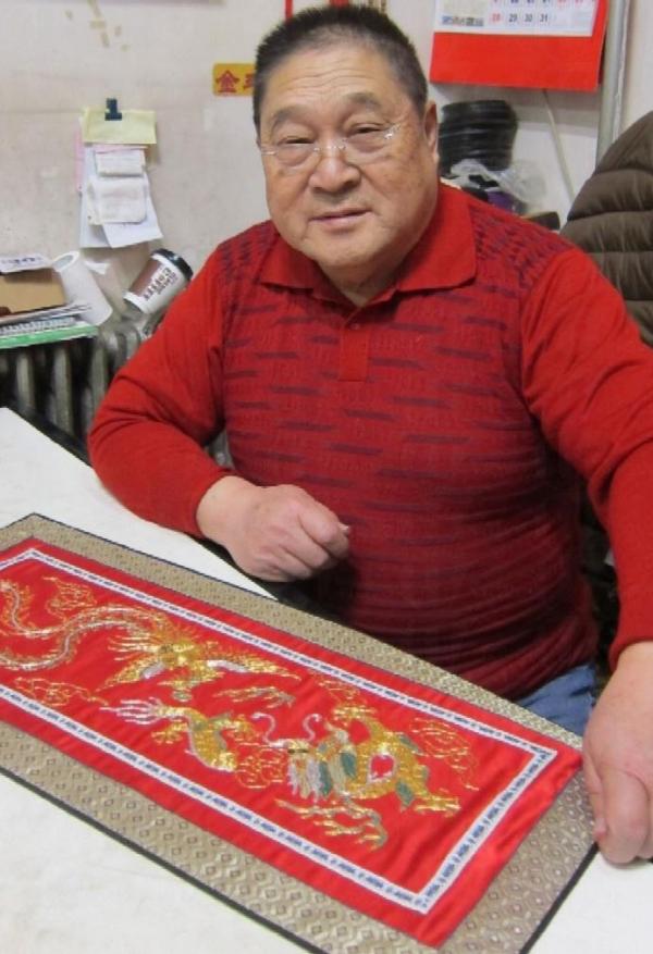 前清宮廷造辦處京繡第四代傳人姚富瑛老師，祖父及曾祖兩輩均是清宮廷繡工，是唯一承繼祖業之傳人