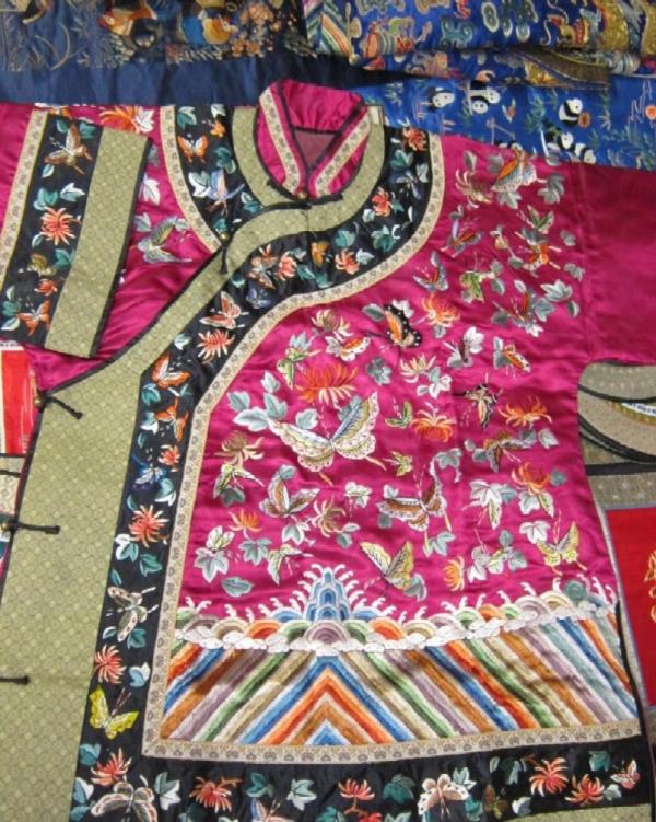 曾多次於海內外展出，榮獲「中國非物質文化遺產精品展」金獎之慈禧敞服，乃姚老師以一年多時間製作、繡上100隻蝴蝶而成