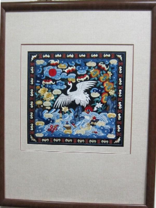 欣賞展品時萬勿錯過藝術家世代相傳之清宣統年間(中國未代皇帝)一品文官仙鶴「男官補服」原物，絕對是國寶級藝術展品