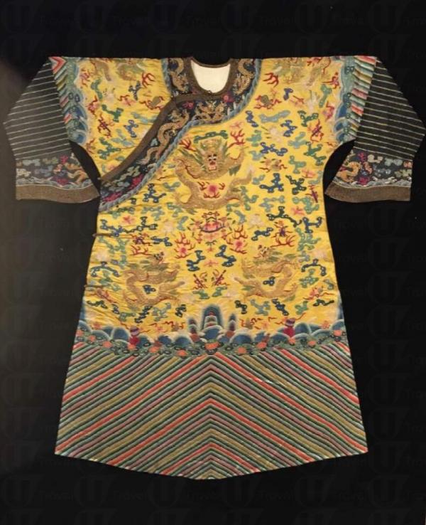 重點展品包括於2008北京奧運會「中國工藝精品展」及「中國非物質文化遺產展覽」榮獲金獎之高仿清朝皇帝龍袍