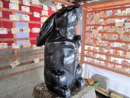 6. 岡崎神社是有名的求子神社，據說只要撫摸兔子雕像的肚子，就能順利懷孕和安胎。