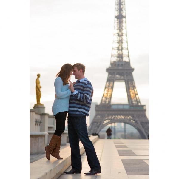 3. 巴黎 - 在浪漫的巴黎鐵塔下，結識漂亮巴黎人。