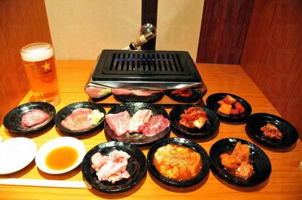 ひとひとり焼肉専門店 - 每個座位同樣隔著板，有獨立空間。り焼肉専門店 - 